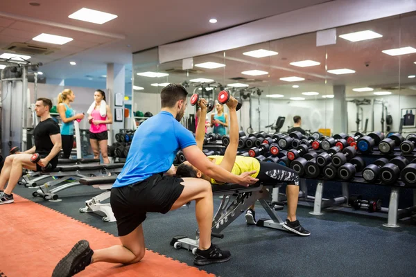 People working out in weights room — Stock Photo, Image