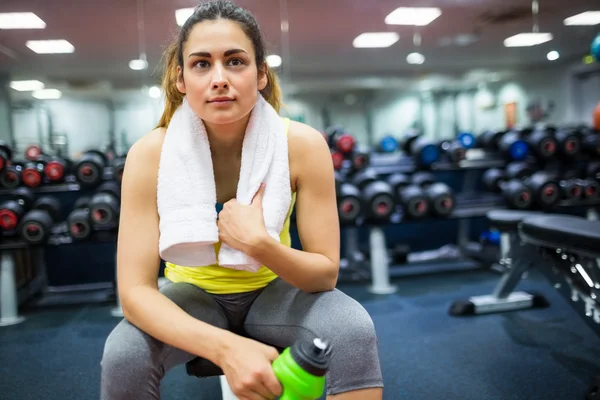 Frau ruht sich zwischen Workouts aus — Stockfoto