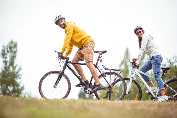 Happy couple on a bike ride — Stock Photo, Image