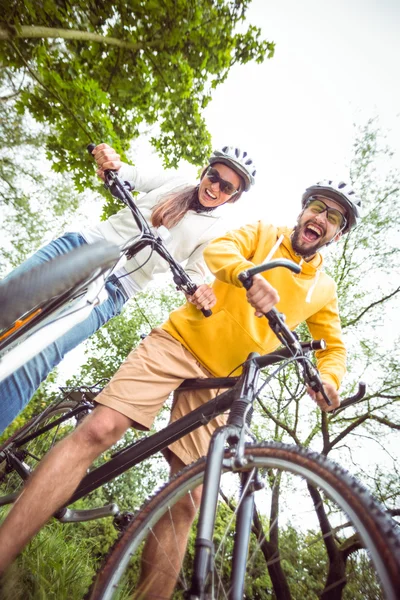 マウンテン バイクの幸せなカップル — ストック写真