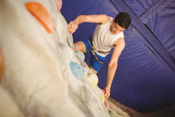 Man climbing up rock wall — Stock Photo, Image