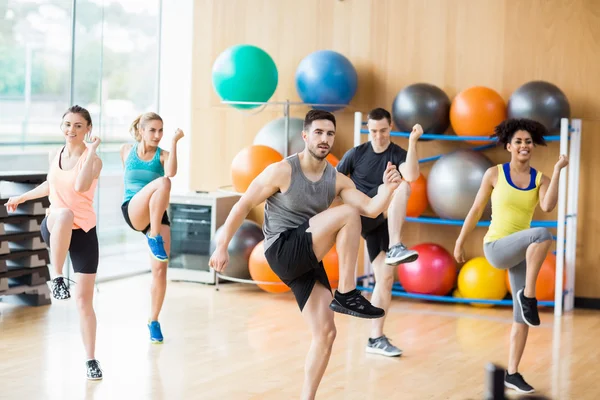 Aula de fitness exercitando-se no estúdio — Fotografia de Stock