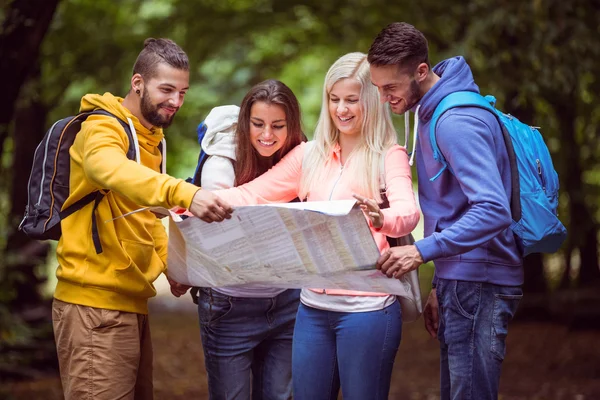 Des amis heureux en randonnée ensemble — Photo