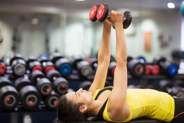 Frau trainiert mit Gewichten — Stockfoto