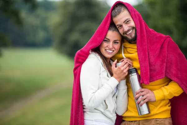 Счастливая пара под одеялом — стоковое фото