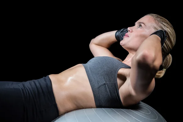 Muskulöse Frau macht Sit-ups — Stockfoto