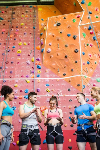 Fit people getting ready to rock climb — Stock Photo, Image
