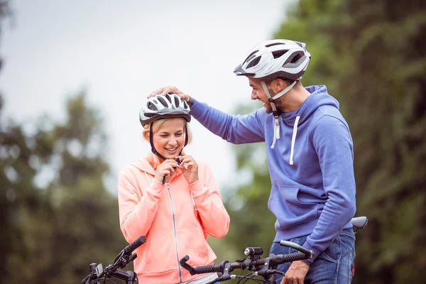 Happy couple on a bike ride — Stock Photo, Image