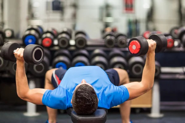 Homem usando pesos em seu treino — Fotografia de Stock