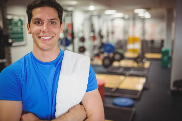 Fit hombre sonriendo a la cámara — Foto de Stock