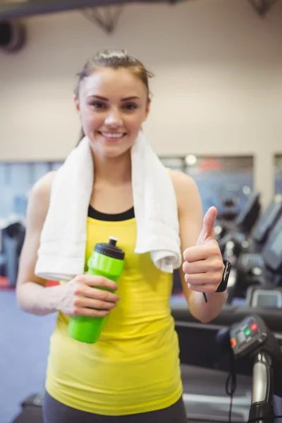 Ajuste de la mujer usando la cinta de correr — Foto de Stock