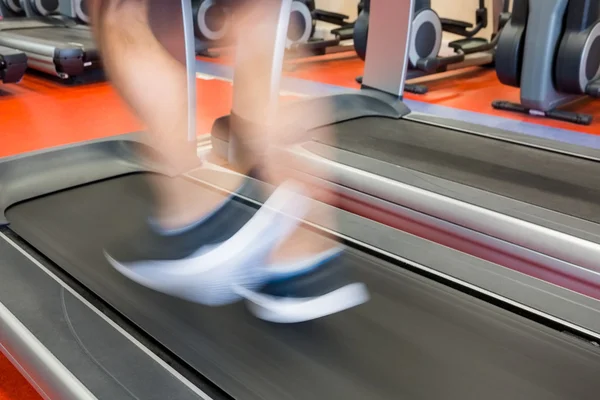 Hombre corriendo en una cinta de correr — Foto de Stock