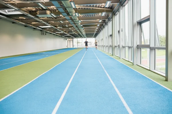 Pasangan berjalan di trek indoor — Stok Foto