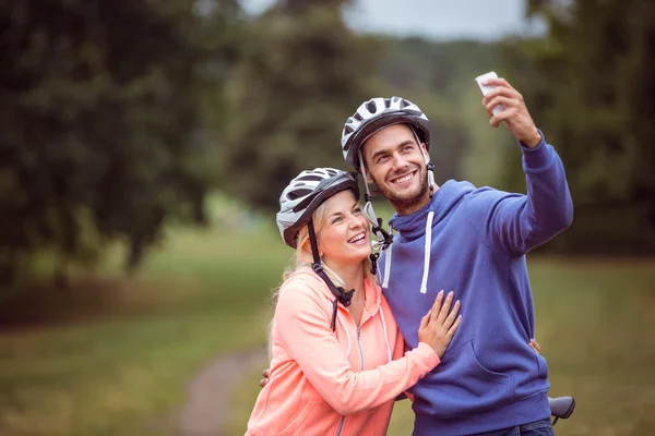 Casal feliz em um passeio de bicicleta — Fotografia de Stock