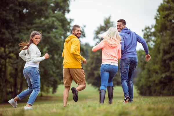 Amigos en una caminata juntos — Foto de Stock