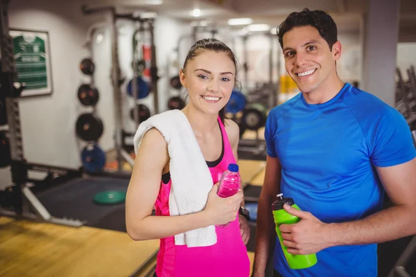 Fit casal sorrindo para a câmera — Fotografia de Stock