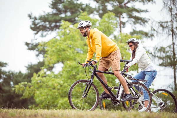 Gelukkige paar op een fietstocht — Stockfoto