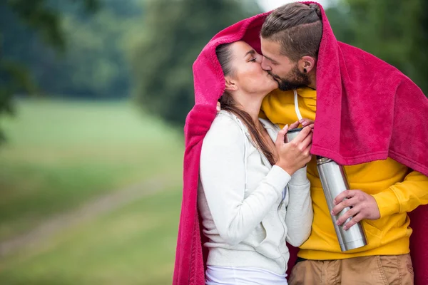 Šťastný pár pod přikrývkou — Stock fotografie