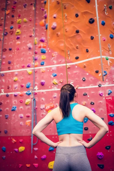 Duvar tırmanışı arayan kadın — Stok fotoğraf
