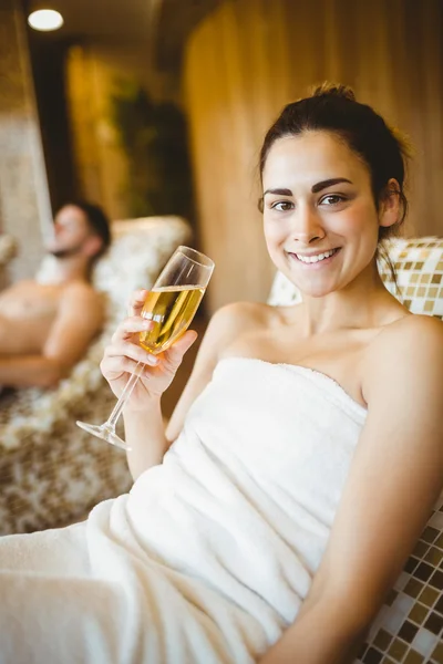 Женщина наслаждается своим бокалом шампанского — стоковое фото