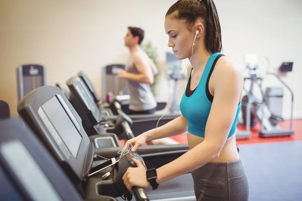 Подходящая женщина с помощью treadmill — стоковое фото