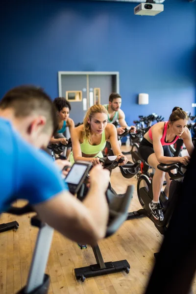 S'adapter à des gens dans une classe de spin — Photo