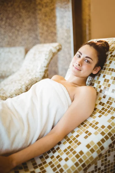 Mujer relajante en spa — Foto de Stock