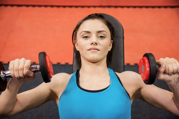 Woman lifting dumbbells — Stock Photo, Image