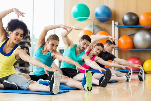 Giovani che fanno yoga — Foto Stock