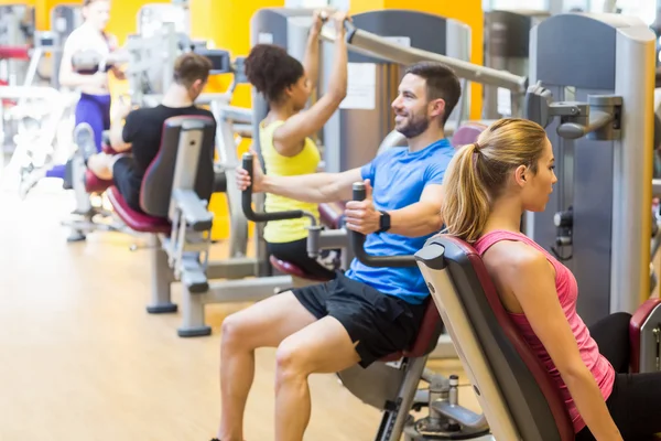 Fit mensen met behulp van gewichten machines — Stockfoto