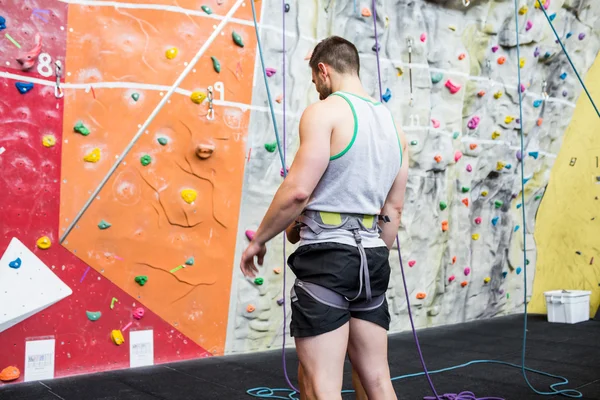 Hombre preparándose para escalar en roca —  Fotos de Stock