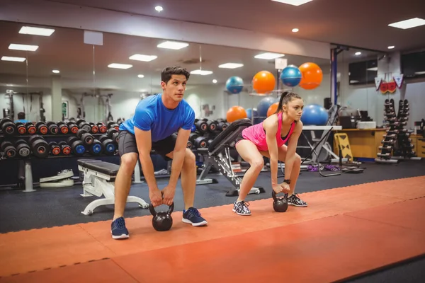 Pareja en forma haciendo ejercicio — Foto de Stock