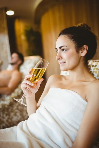 Mulher desfrutando de sua taça de champanhe — Fotografia de Stock