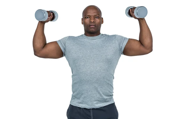 Hombre en forma haciendo ejercicio con pesas — Foto de Stock