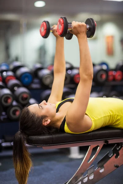 Frau trainiert mit Gewichten — Stockfoto