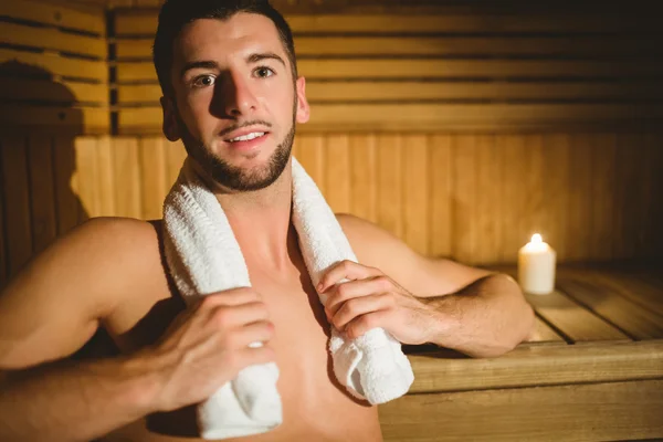 Mann sitzt in einer Sauna — Stockfoto