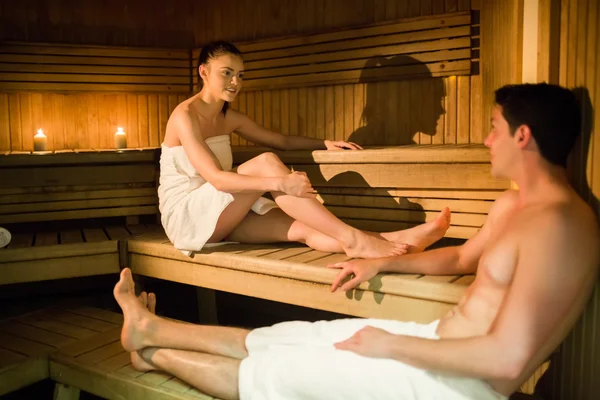 Pár relaxaci v sauně — Stock fotografie