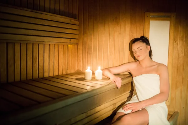 Hübsche Frau entspannt sich in der Sauna — Stockfoto