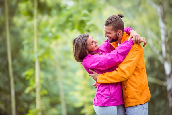 Coppia felice che si abbraccia in escursione — Foto Stock