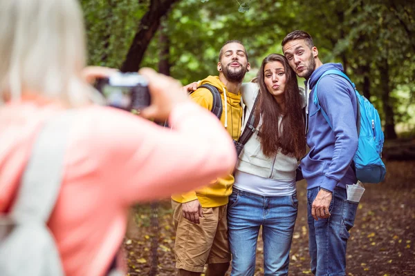 Des amis heureux en randonnée ensemble — Photo