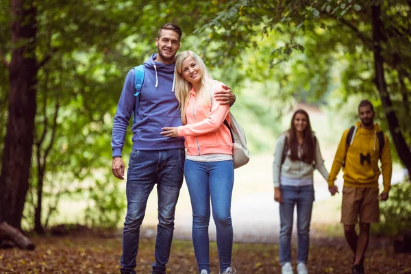 Glückliche Freunde auf gemeinsamer Wanderung — Stockfoto