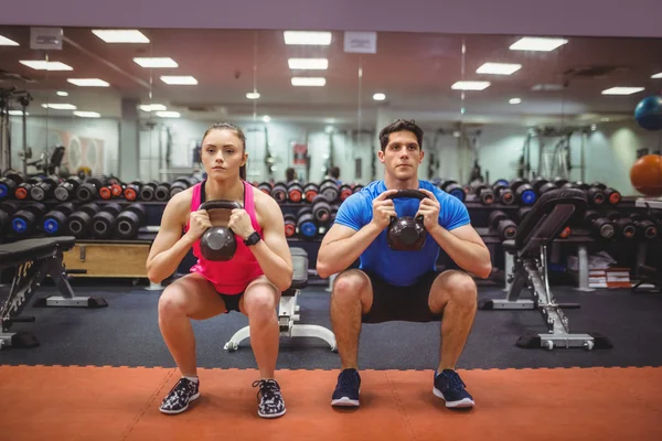 Fit casal trabalhando na sala de pesos — Fotografia de Stock