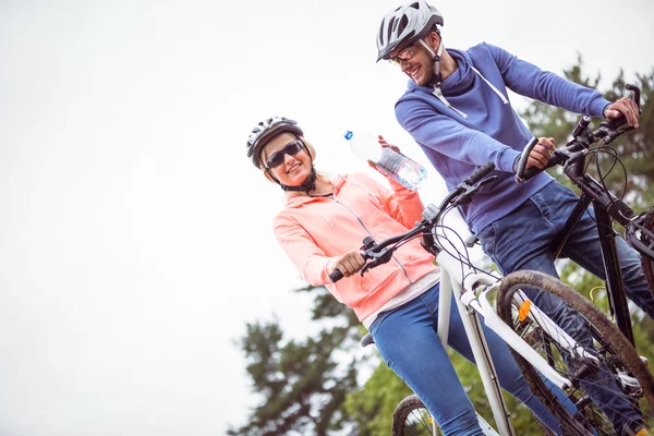 Pareja feliz en un paseo en bicicleta —  Fotos de Stock