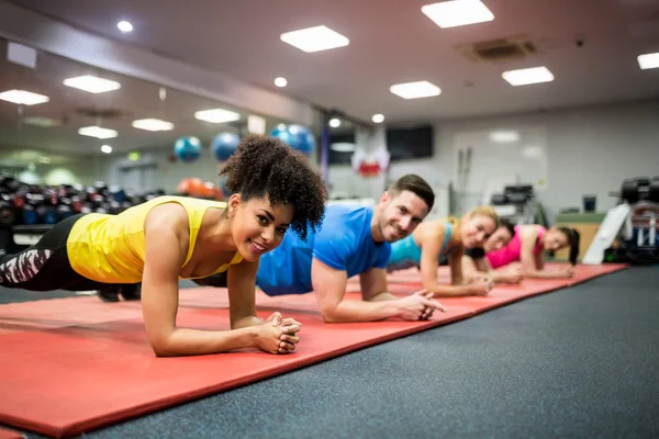 Encaixe pessoas trabalhando fora na classe de fitness — Fotografia de Stock