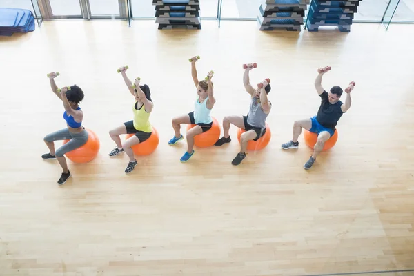 Ćwiczenia w studio fitness klasy — Zdjęcie stockowe