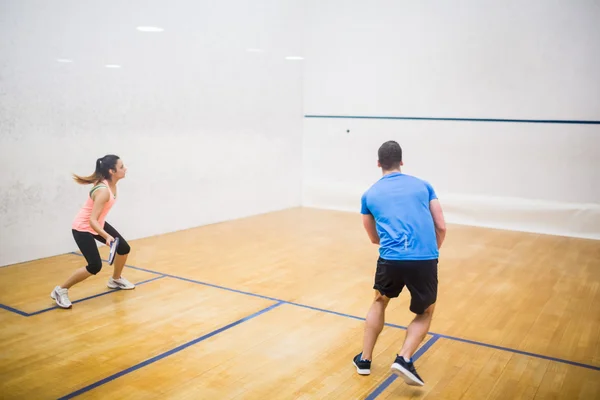 Coppia godendo di un gioco di squash — Foto Stock
