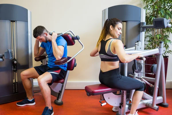 In forma uomo e donna che lavorano fuori — Foto Stock