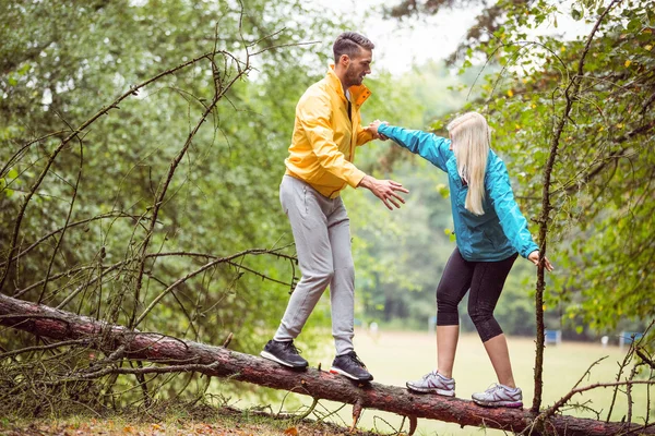 Des amis qui s'amusent pendant une randonnée — Photo