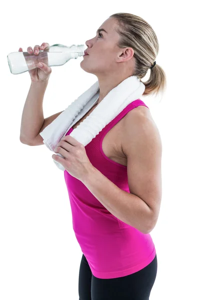 Fit woman drinking water — Stock Photo, Image