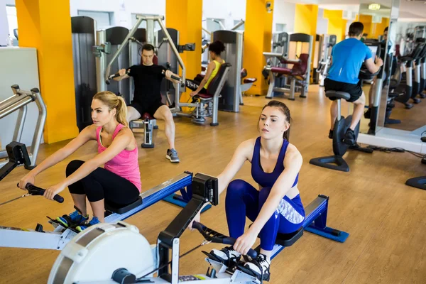 Fit mensen uitwerken met behulp van machines — Stockfoto